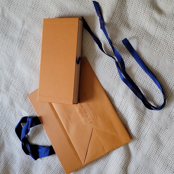 Louis Vuitton Box with ribbon and matching shopping bag - Picture 3 of 7